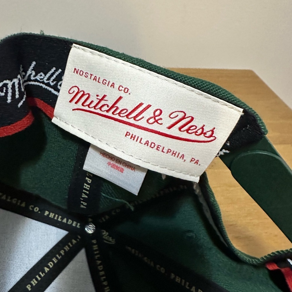 NWT La Lakers Mitchell & Ness Green Cap - Picture 2 of 10